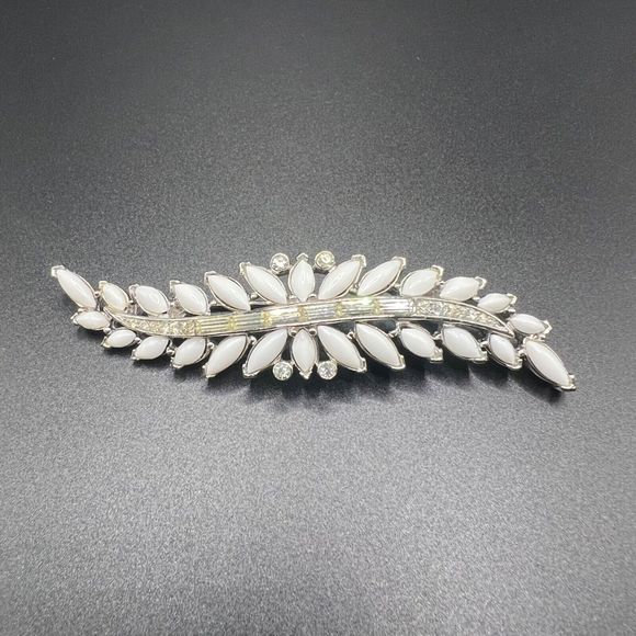 Vintage CROWN TRIFARI Feather Brooch Pin Milk Glass Clear Rhinestone Signed RARE - Picture 2 of 11